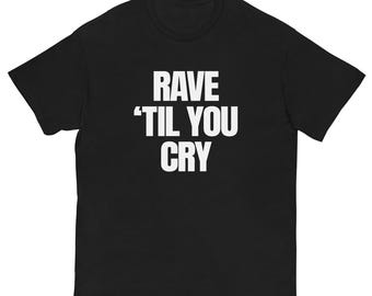 Camiseta "Rave Til You Cry" com estampa gráfica Y2K, nostalgia da internet, texto engraçado e irônico.