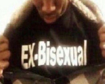 Camiseta gráfica "Ex-Bissexual Y2K" - Nostalgia da Internet - Texto engraçado e irônico