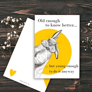 Tarjeta de cumpleaños de Peekaboo Bunny - Descarga instantánea - Edad suficiente para saberlo - Cita de cumplido - Tarjeta de felicitación con animales del bosque