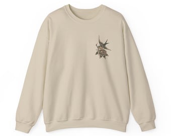 Sweat-shirt ras du cou créé par un artiste en forme de moineau et rose | T-shirt d'art de tatouage Conception unique de rose de tatouage dessiné à la main | Streetwear unisexe