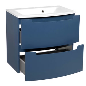 Puede incluir: Un tocador de ba&ntilde;o azul con dos cajones. El caj&oacute;n superior est&aacute; abierto y el caj&oacute;n inferior est&aacute; cerrado. El tocador tiene un lavabo de cer&aacute;mica blanca.