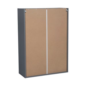 K&ouml;nnte beinhalten: Ein grauer Schrank mit zwei T&uuml;ren. Die T&uuml;ren sind geschlossen und der Schrank ist leer.