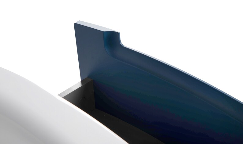 Puede incluir: Primer plano de una unidad de almacenamiento azul y blanca con un dise&ntilde;o curvo. La unidad tiene un caj&oacute;n que est&aacute; parcialmente abierto, revelando un interior negro.