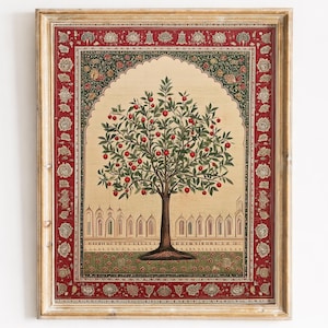 Puede incluir: Obra de arte enmarcada que representa un árbol con frutos rojos, situado dentro de un diseño arqueado. La obra tiene un fondo crema y está enmarcada con adornados patrones florales rojos y verdes. El estilo general recuerda al arte tradicional.