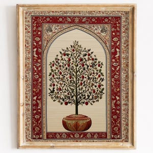 Peut inclure: Œuvre d'art encadrée représentant un arbre détaillé avec des fruits rouges, sur un fond crème dans un cadre en forme d'arche. La bordure est rouge foncé avec des motifs floraux complexes, le tout dans un cadre en bois clair.