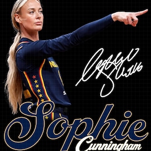 Puede incluir: Una jugadora de baloncesto con el pelo rubio en coleta lleva una camiseta azul marino con detalles amarillos y rojos, señalando a la derecha. La imagen incluye una firma blanca y el texto Sophie Cunningham en letras cursivas azules y blancas.