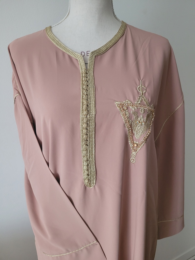 Caftan marocain, style Gandoura moderne avec motif fibule, caftan traditionnel, caftan Ramadan, Aid,Eid, mariage Corail pastel L-XL