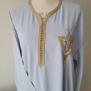 Caftan marocain, style Gandoura moderne avec motif fibule, caftan traditionnel, caftan Ramadan, Aid,Eid, mariage Bleu ciel L-XL