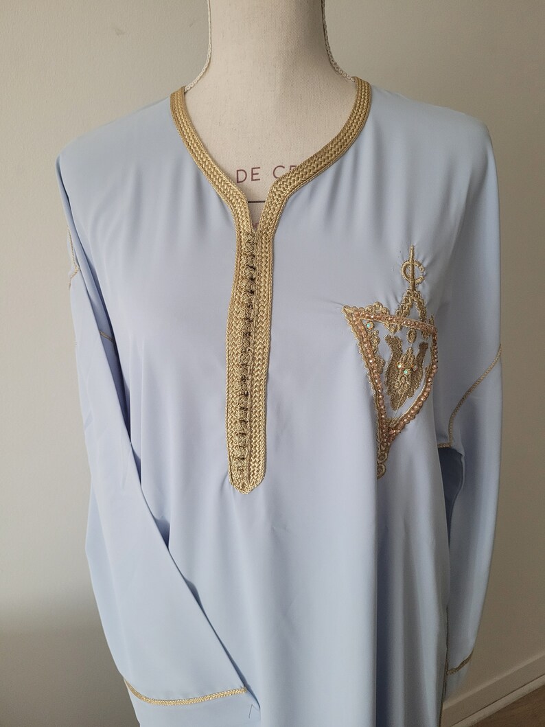 Caftan marocain, style Gandoura moderne avec motif fibule, caftan traditionnel, caftan Ramadan, Aid,Eid, mariage Bleu ciel L-XL