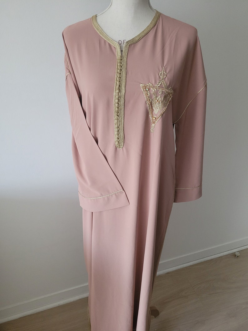 Caftan marocain, style Gandoura moderne avec motif fibule, caftan traditionnel, caftan Ramadan, Aid,Eid, mariage image 4