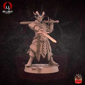 Peut inclure: Figurine détaillée d'un personnage fantastique avec des cornes, des cheveux bleus et une armure, tenant deux épées. La figurine est sur une base circulaire. Le texte "Bite the Bullet" et "ZikGeek" est inclus.