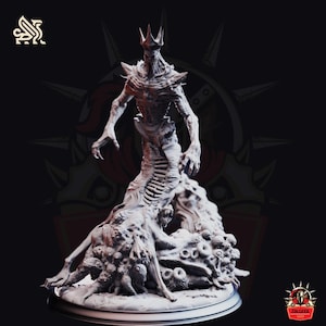 Peut inclure: Figurine fantastique blanche représentant une créature humanoïde squelettique avec une couronne et des épaules pointues. La figurine a une base tentaculaire. Modèle imprimé en 3D sur fond sombre.