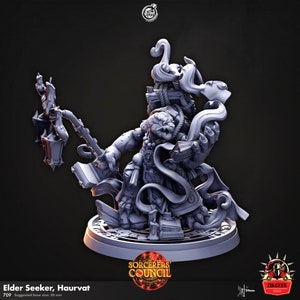Pode incluir: Uma miniatura impressa em 3D cinza de uma criatura fantástica, um buscador ancião chamado Haurvat, segurando um livro e uma lanterna. A miniatura está em pé sobre uma base circular com um desenho de livros e rolos. A miniatura faz parte da coleção Sorcerers Council.