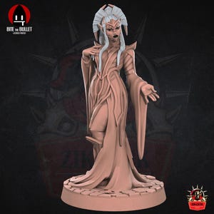 Könnte beinhalten: Eine detaillierte Miniaturfigur einer weiblichen Elfe, die ein fließendes, kunstvoll geformtes Kleid trägt. Die Elfe hat langes, weißes Haar, spitze Ohren und einen strengen Ausdruck. Die Figur ist in Rosa- und Weißtönen bemalt und steht auf einem runden Sockel.