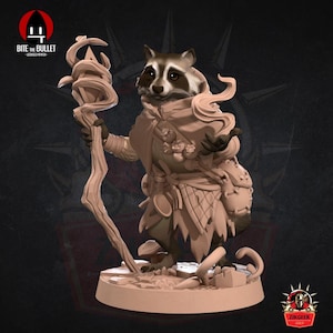 Puede incluir: Figura detallada de un mapache vestido con atuendo de fantasía, sosteniendo un bastón. El mapache tiene una cara marrón y blanca, lleva una capa y lleva una alforja. La figura está sobre una base circular.