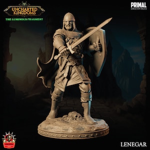 Könnte beinhalten: Eine grau bemalte Miniaturfigur eines Kriegers, der ein Schwert und einen Schild hält. Der Krieger trägt einen Helm, Kettenhemd und einen Umhang. Die Figur steht auf einem Sockel mit Schädeln.