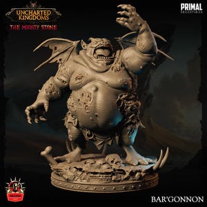 Könnte beinhalten: Detaillierte, graue Figur einer monströsen Kreatur mit fledermausartigen Flügeln, scharfen Zähnen und offenen Wunden. Die Figur steht auf einem Sockel mit Schädeln und Knochen. Der Text "UNCHARTED KINGDOMS THE MIGHTY STONE" ist sichtbar.