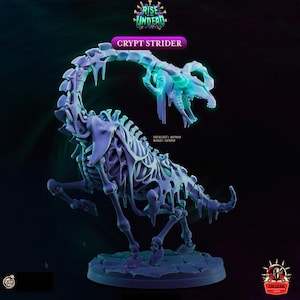 Peut inclure: Une figurine miniature Crypt Strider représentant une créature squelettique semblable à un cheval avec des accents bleu sarcelle lumineux, drapée de lambeaux. La figurine repose sur une base de 50mm pour 80mm de haut, avec des os détaillés.
