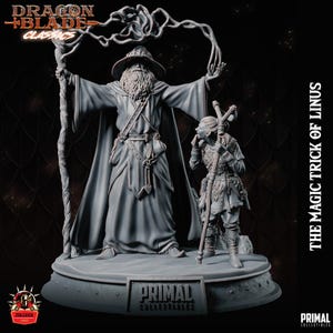 Puede incluir: Una figura pintada en gris de un mago con una larga barba y un bastón, de pie junto a una figura más pequeña pintada en gris de un joven elfo que sostiene un bastón. Las figuras están sobre una base redonda con el texto "PRIMAL COLLECTIBLES" en ella. El texto "THE MAGIC TRICK OF LINUS" está en el lado derecho de la imagen.