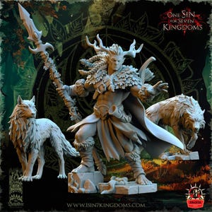 Può includere: Statuetta dettagliata di un personaggio fantasy con corna, che tiene una lancia e un arco, affiancata da due figure di lupi. La figura è su una base di pietra, con il testo "One Sin for Seven Kingdoms."