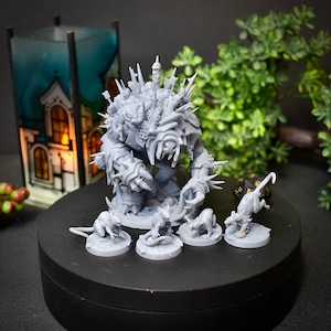 Peut inclure: Une miniature de monstre grise et hérissée avec quatre petites miniatures de rats grises sur des socles. Le monstre est debout sur un socle noir. Les miniatures de rats sont sur des socles noirs plus petits.
