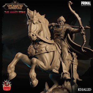 Può includere: Una statuetta in miniatura dettagliata e non dipinta di un arciere a cavallo, che tiene un arco e una freccia. La figura indossa un turbante e abiti tradizionali. Il cavallo è dettagliato con un'armatura e una sella intricate. La miniatura fa parte della collezione Uncharted Kingdoms: The Mighty Stone.