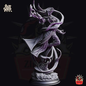 Könnte beinhalten: Detaillierte, grau-violette Figur einer Fantasy-Figur mit fließenden Gewändern und einer Krone. Die Figur ist dynamisch posiert, mit ausgestreckten Armen und wirbelnden Energieeffekten. Der Sockel ist strukturiert, und der Hintergrund ist dunkel.