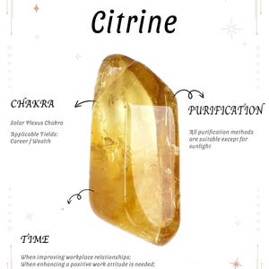 以下が含まれることがあります： スタイリッシュなフォントで「Citrine」と書かれた、黄金色のシトリンの結晶。画像には、チャクラ、浄化、キャリアアップなど、クリスタルの使用法に関するテキストが含まれています。