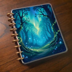 Pode incluir: Um planejador com uma capa de cena de floresta. A capa apresenta um caminho que leva a uma floresta mística com árvores altas, borboletas e luzes brilhantes. O planejador tem anéis de encadernação dourados.