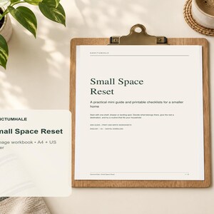 Puede incluir: Un portapapeles de madera con un documento blanco titulado Small Space Reset, que incluye una miniguía práctica y listas de verificación imprimibles para un hogar pequeño, con un libro de trabajo de 12 páginas en tamaños A4 y US Letter.