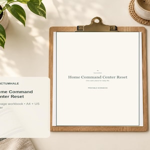 Może przedstawiać: Drewniana podkładka z klipsem trzymająca biały dokument zatytułowany Home Command Center Reset, One calm place for daily life, Printable Workbook. Małe pole tekstowe wyświetla Sanctumhale, Home Command Center Reset, 15-page workbook, A4 + US Letter.