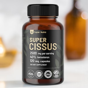 Op de afbeelding: Een bruine fles met een zwart etiket en een witte dop. Het etiket vermeldt "Super Nutra" en "Super Cissus". De fles bevat 2500 mg per portie, 40% ketosteron en 120 vegetarische capsules. Het is een voedingssupplement.