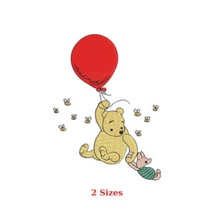 Può includere: Design ricamato con un orso giallo che tiene un palloncino rosso, con un piccolo maialino rosa e diverse api. Il testo "2 Sizes" è visualizzato in rosso in basso. Adatto per progetti creativi.