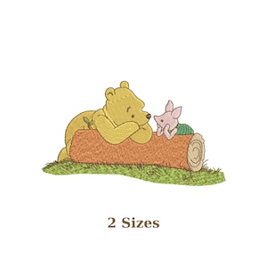 Könnte beinhalten: Gesticktes Design mit Winnie Puuh und Ferkel auf einem Baumstamm. Puuh ist gelb, Ferkel ist rosa und der Baumstamm ist braun. Der Text "2 Sizes" wird darunter angezeigt.