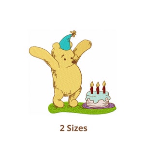 Könnte beinhalten: Gesticktes Design mit einem gelben Bären mit blauer Partyhut, Arme erhoben. Ein kleiner Kuchen mit drei brennenden Kerzen steht auf grünem Gras. Der Text "2 Sizes" steht unten im Bild.