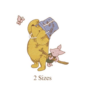 Könnte beinhalten: Gesticktes Design mit einem gelben Bären mit blauem Eimerhut und einem kleinen rosa Schwein, das einen Stock hält. Ein rosa Schmetterling schwebt in der Nähe. Der Text "2 Sizes" steht unten. Geeignet für Stickprojekte.