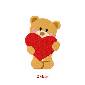 Pode incluir: Um urso de peluche castanho segurando um grande coração vermelho. O urso tem bochechas cor-de-rosa e um pequeno nariz castanho. O texto "2 Tamanhos" está abaixo do urso.