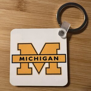 R and R Imports Michigan Wolverines Metal Keychain