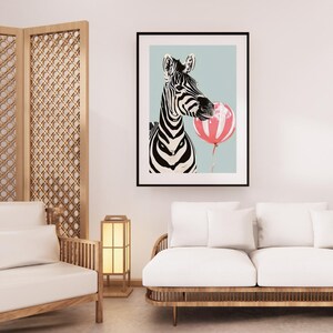 Puede incluir: Lámina artística de un cebra en blanco y negro con un globo a rayas rosas y blancas. La cebra se encuentra sobre un fondo azul claro y está enmarcada en un marco negro. Una obra de arte moderna y caprichosa.