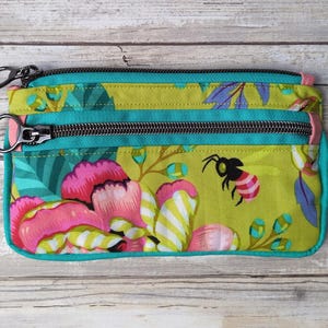 Cartera de tela con cremallera y diseño floral