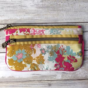 Cartera de tela con cremallera y diseño floral