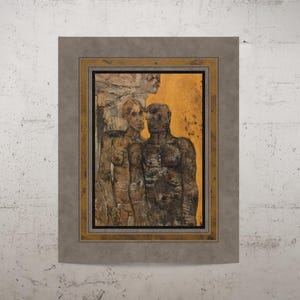 Könnte beinhalten: Ein gerahmtes Gemälde mit zwei Figuren, einem Mann und einer Frau, die nebeneinander stehen. Die Figuren sind in einem strukturierten Stil mit einem braunen und schwarzen Farbschema gemalt. Der Hintergrund ist ein warmes Gelb.