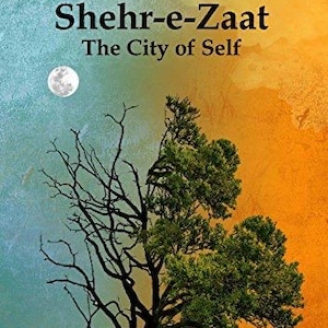 Puede incluir: Portada de libro con el título "Shehr-e-Zaat" y el subtítulo "The City of Self". La portada presenta un árbol dividido, con un lado desnudo y otro exuberante. Se ve una luna llena. El nombre del autor, Umera Ahmed, está en la parte inferior.