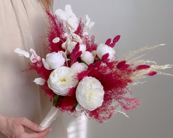 Witte zijden pioenrozen en felroze pampasgras bruidsboeket met kleine zachte droge bloemen, elegant wit zijden ranonkel bruidsboeket