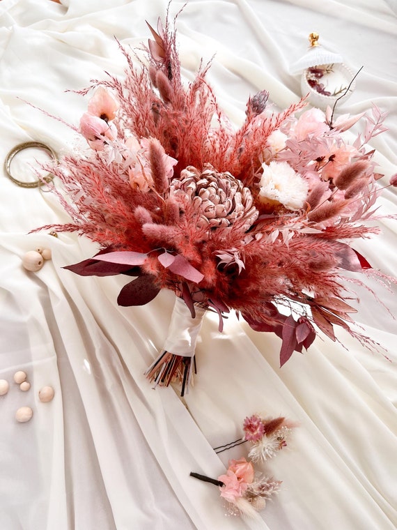 Red fall Eternal carnation & sola wedding bouquet, Autumn boho dry flower bridal bouquet, Pampas grass bridal bouquet, Boho style wedding