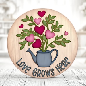 Plaque ronde Love Grows Here, téléchargement immédiat, modèle d'enseigne en bois stratifié, affichette florale pour porte, enseigne à ressort en vinyle, projet de bricolage prêt à être découpé au laser