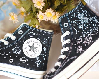 Bestickte Converse Sneakers, Chuck Taylor, Custom Space Design