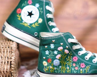 Zapatillas Converse bordadas en color verde salvia con diseño floral de abeja.
