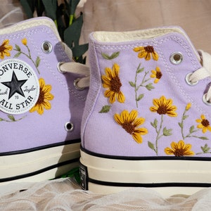 Individuell gestickte Sonnenblume Sneakers, Taylor 1970er Jahre Brautschuhe