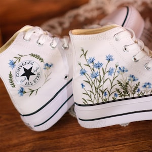 Broderad blommig Converse: Anpassade platåskor för bröllop